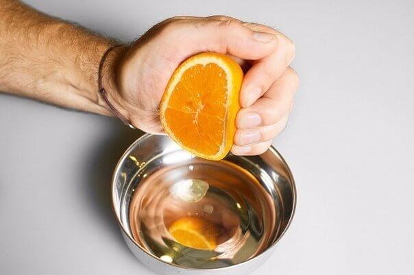 Тем временем, из четвертинки апельсина выжмем сок.