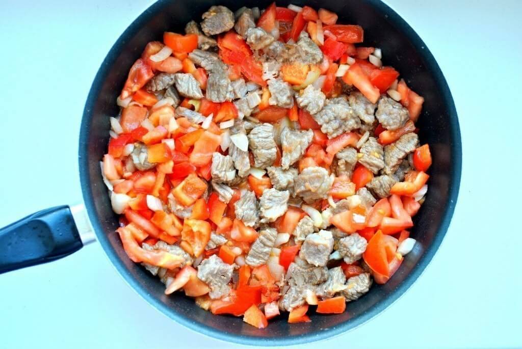 Когда всё мясо будет готово, то полностью отправляем его в сковородку и добавляем нарезанные овощи. Перемешаем и жарим 5-7 минут на среднем огне без крышки.