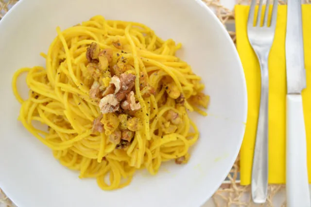 Лапша с орехами и зеленью