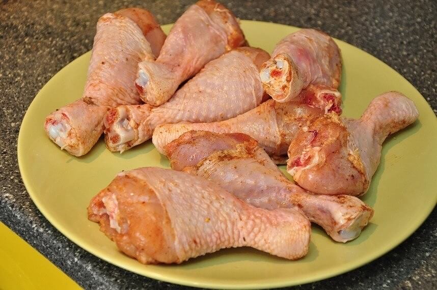 Промоем куриные голени. Натираем их солью, перцем, паприкой, а также можно использовать другие пряности по вкусу.