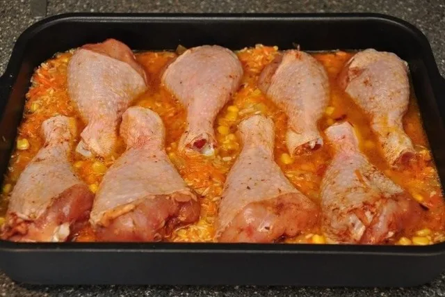Куриные голени с рисом и овощами
