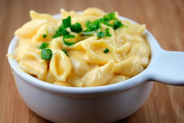 Макароны с горошком, сливками и сыром