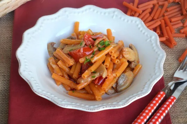 Макароны с морепродуктами и помидорами