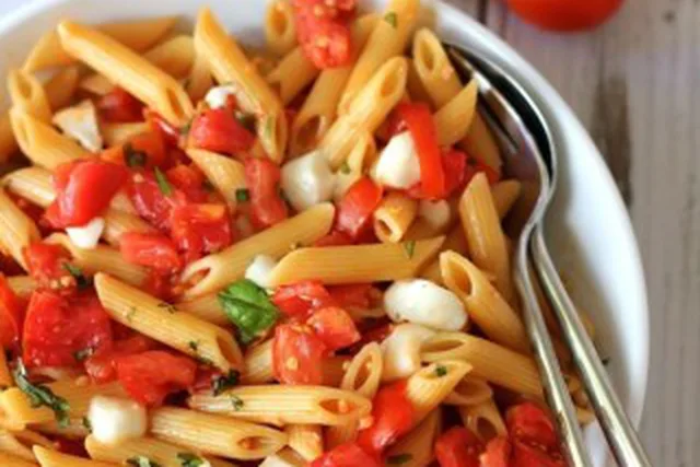 Макароны с помидорами и орегано