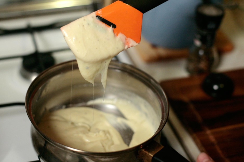 Хорошенько перемешаем наш сырный соус а затем по желанию добавим 2 столовые ложки молока. Это делается, чтобы соус был более гладким и нежным.