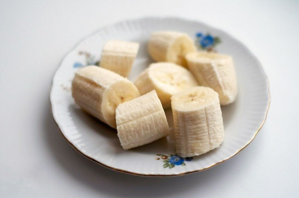 Для начала очистим банан и нарежем его кусочками. отправим в морозилку на 20 минут.