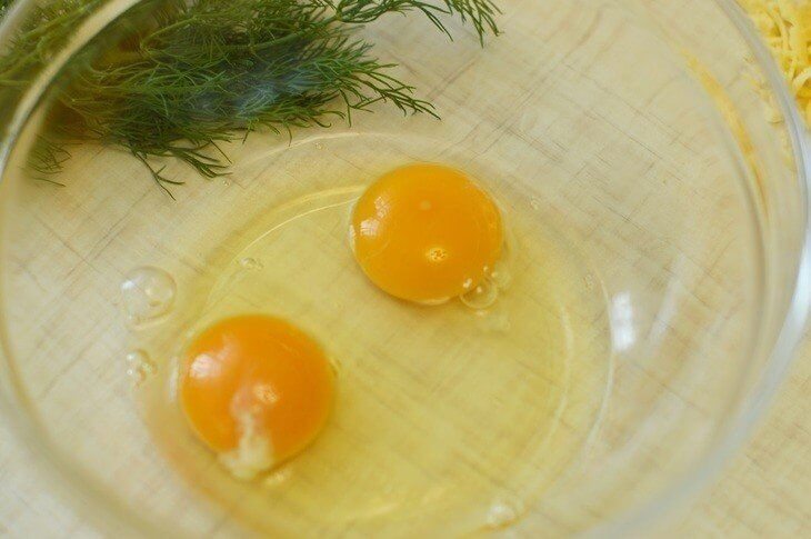 Отправим куриные яйца в миску и тщательно взобьём венчиком.