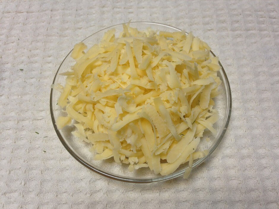 Твёрдый сыр пропускаем через тёрку.