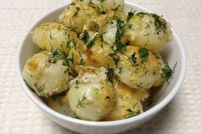 Молодой картофель под сметанным соусом