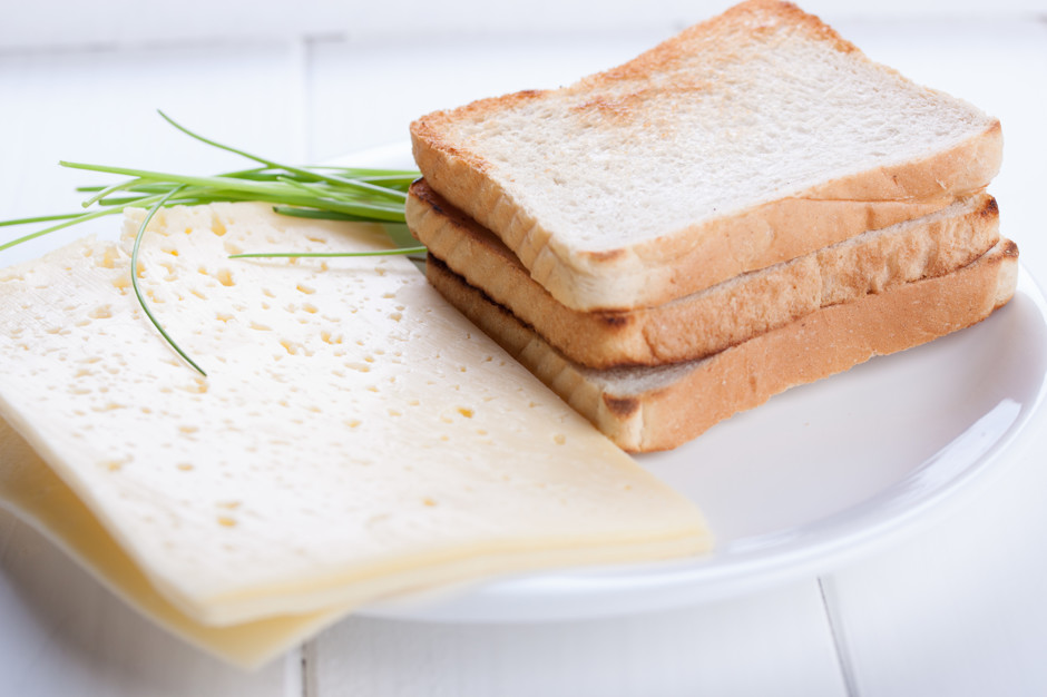 Вы можете использовать любую сервировку, чтобы подать любимым вкусные бутерброды с сыром на завтрак или закуску.