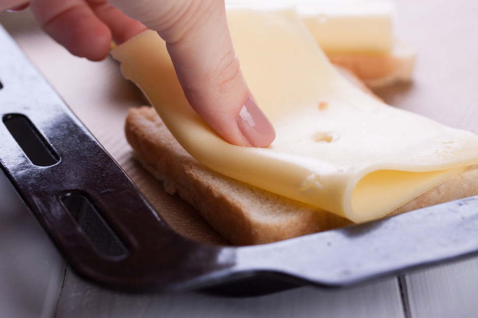 Если вы хотите побаловать семью горячими бутербродами с сыром, то разогреваем духовку до 180 градусов, а сыр кладём на хлеб.