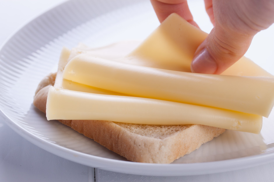 Для второго варианта отправим кусочки хлеба в тостер или обжарим на сухой сковороде без масла. Сыр выкладываем тонкими ломтиками, предварительно сложив его вдвое, как на фото.
