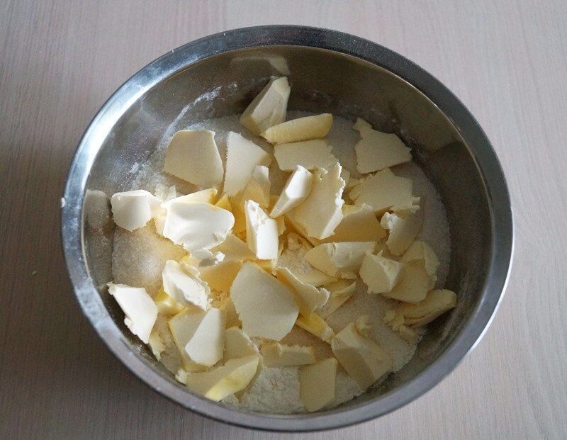 В чашу отправим сливочное масло, 1 стакана сахара, соду и просеиваем муку. Масло должно быть холодным, а также его можно заменить маргарином.