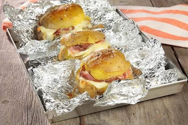 Печёный картофель в фольге с беконом