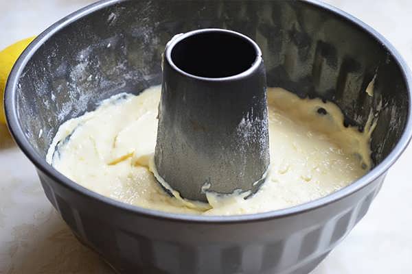 В форму для выпекания аккуратно переливаем подготовленное тесто и разравниваем лопаткой.