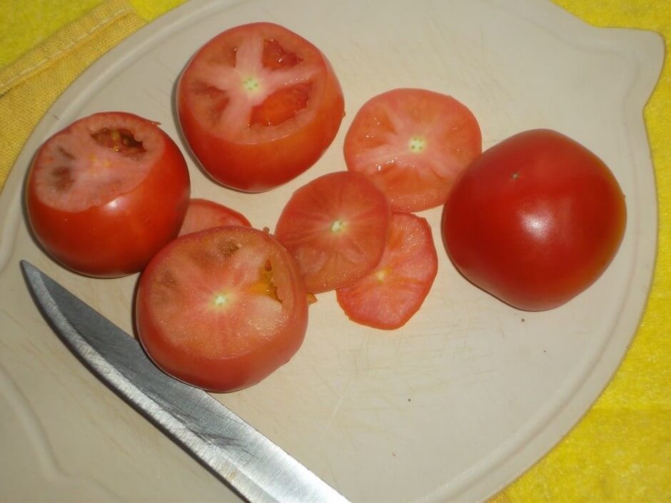 Срезаем "шапочку" у помидоров, со стороны плодоножки.