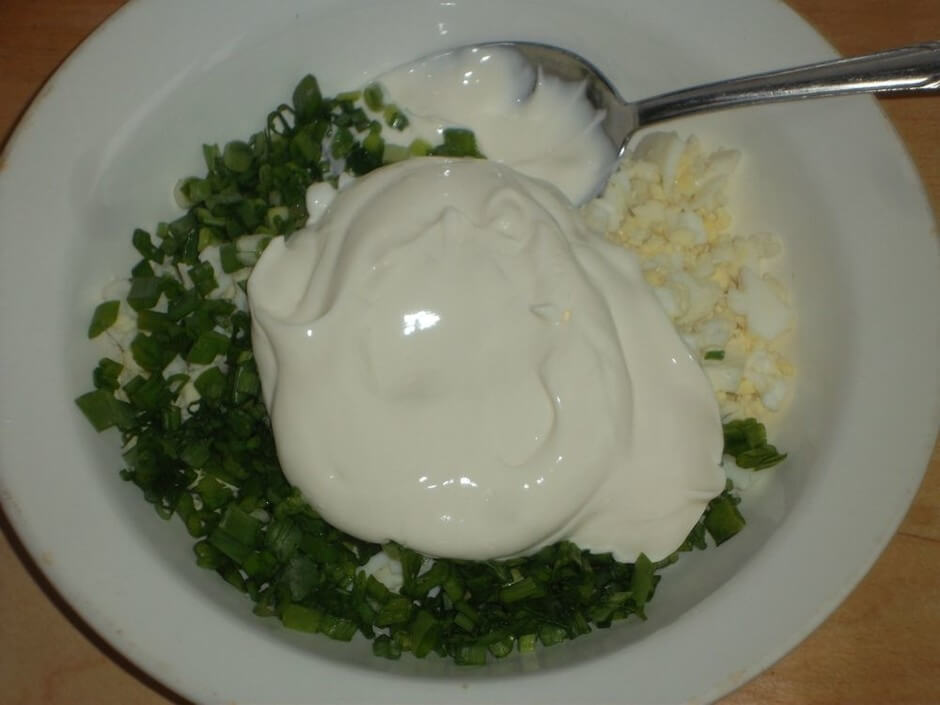 В удобной миске смешиваем сметану, подготовленную зелень и яйца. Не забываем добавить по вкусу соль.