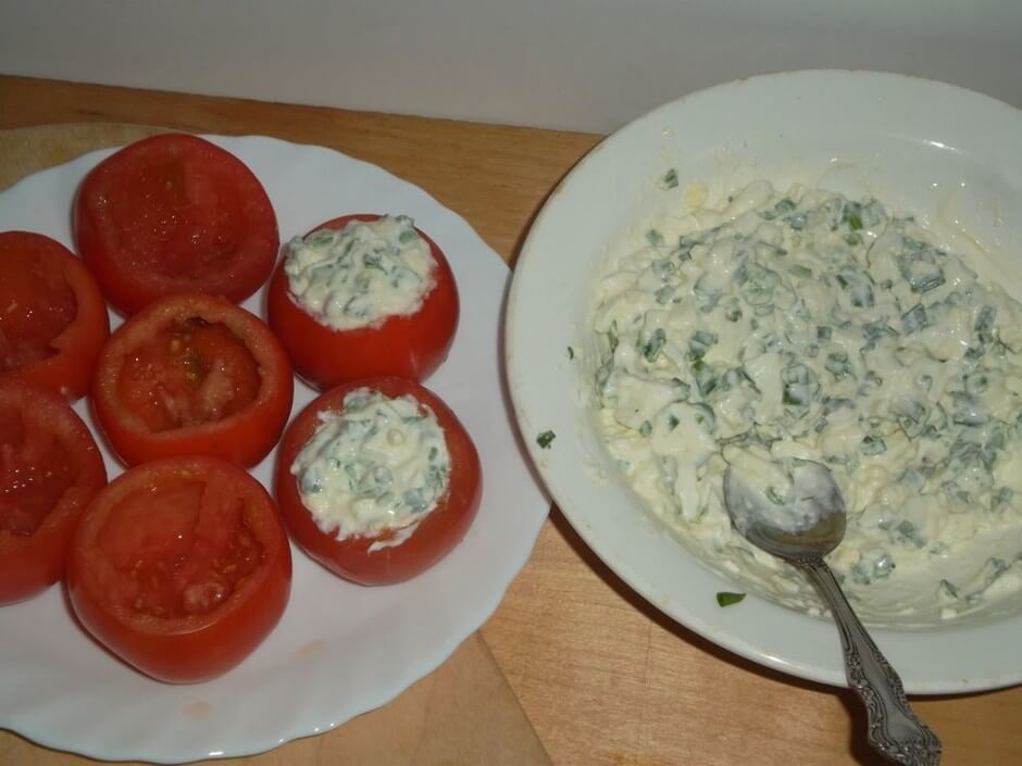 Начиним помидоры сметанной смесью с яйцом. Выкладываем на тарелку для подачи и украшаем зеленью. Можно дать настояться в холодильнике. Приятного аппетита!