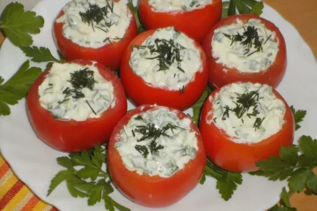 Помидоры, фаршированные яйцом