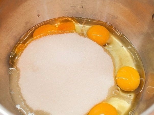 Яйца взбиваем с солью и сахаром до образования пышной пены.