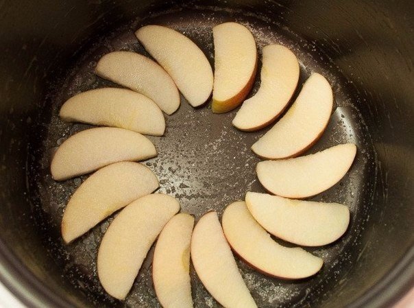 Сейчас смажем чашу мультиварки маслом и посыпаем её сахаром, чтобы яблоки карамелизировалось. Выкладываем дольки.
