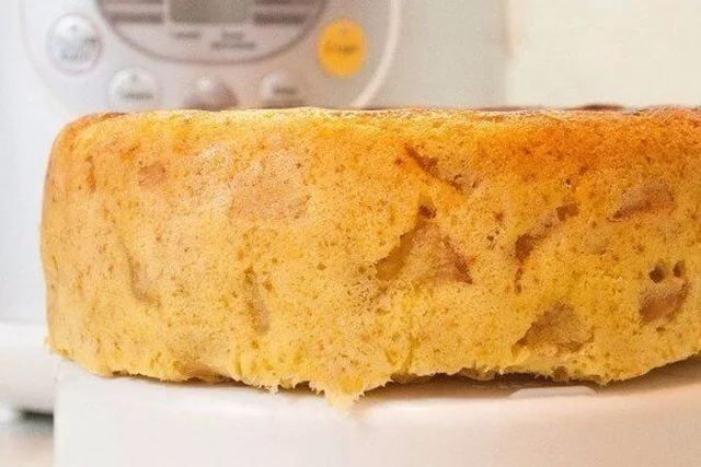 Пышная шарлотка с яблоками в мультиварке
