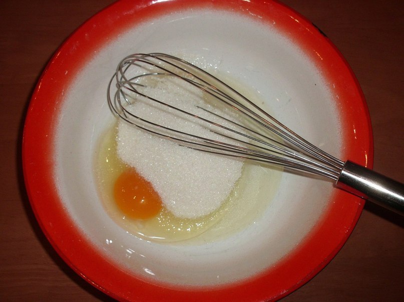 Тщательно взбиваем куриное яйцо с сахаром.