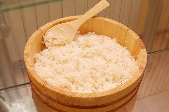 Тщательно промойте рис, а затем отправьте его в кастрюлю. Залейте водой из расчёта 1:1,2. Дождитесь кипения, уменьшите огонь и не снимая крышки варите 15 минут. Дайте рису настояться 10 минут, после чего заправьте рисовым уксусом.