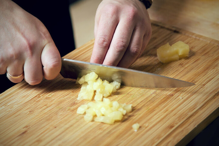 Кольца ананаса нарезаем более крупными кубиками, чем мясо.
