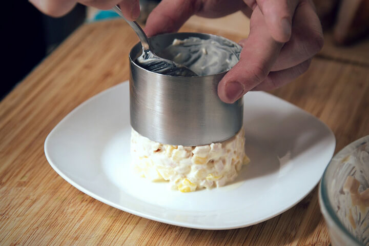 Для подачи используем формовое кольцо. Немного утрамбуем салат ложкой, чтобы он уплотнился.