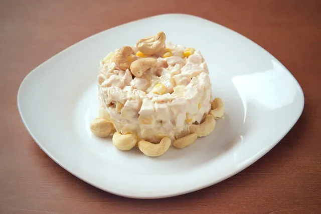 Салат из копченой курицы с ананасом