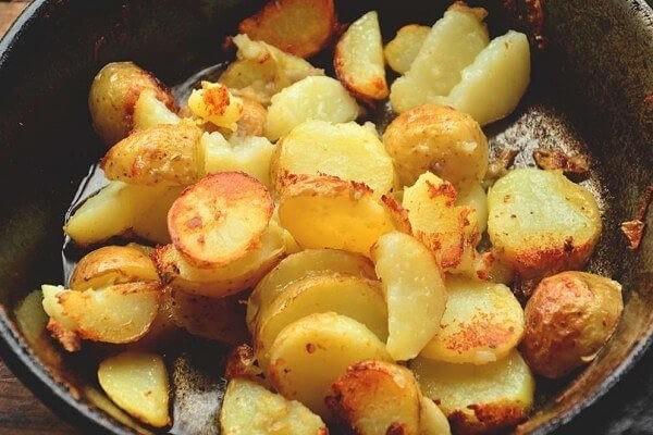 Картофель обжарить на сковороде до золотистого цвета.