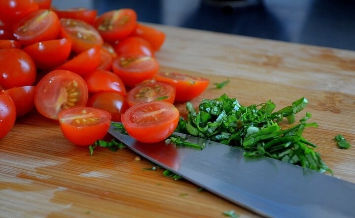 Измельчим промытый базилик, а томаты нарежем половинками или дольками.
