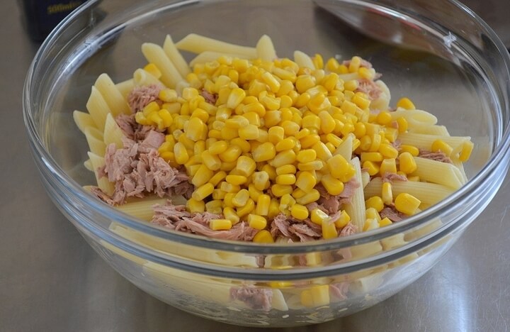 С кукурузы сливаем жидкость и всё пересыпаем в салатник.