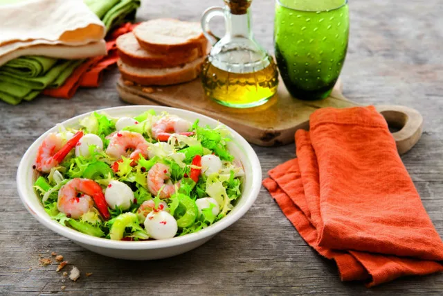 Салат с раковыми шейками и грушей