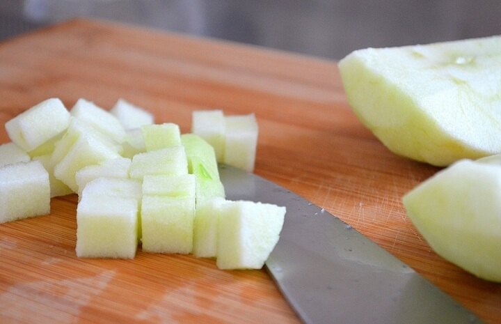 Очищаем зелёное яблоко и нарезаем его кубиками. Сбрызнем лимонным соком, чтобы не потемнело.