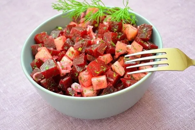 Салат со свеклой и яблоком