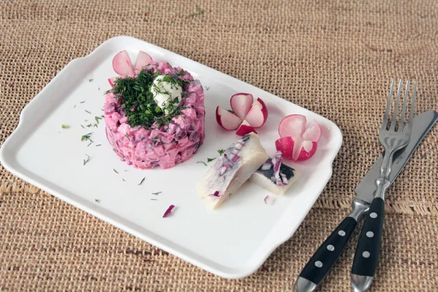 Салат со свеклой, сыром и сельдью
