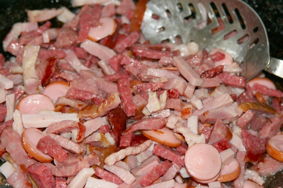 Если Вы используете жирную колбасу, то можно её обжарить для дополнительного вкуса.
