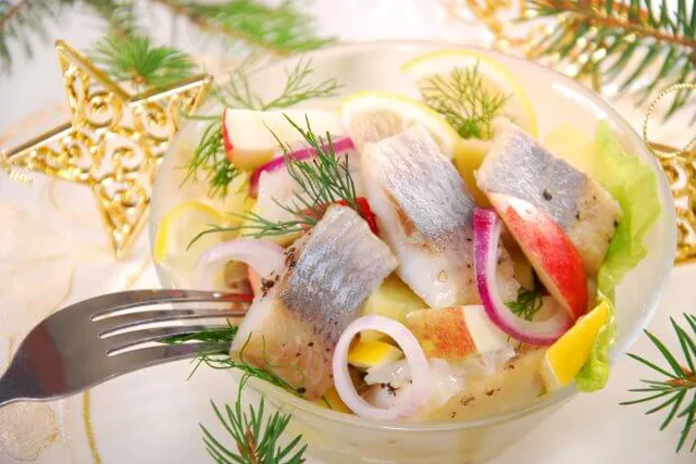 Сельдь с кусочками яблок