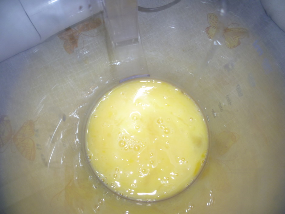 Яйца взбиваем миксером и добавляем соль. Постепенно, не переставая взбивать яичную массу добавим 2 мультистакана сахара и доведём до однородности.