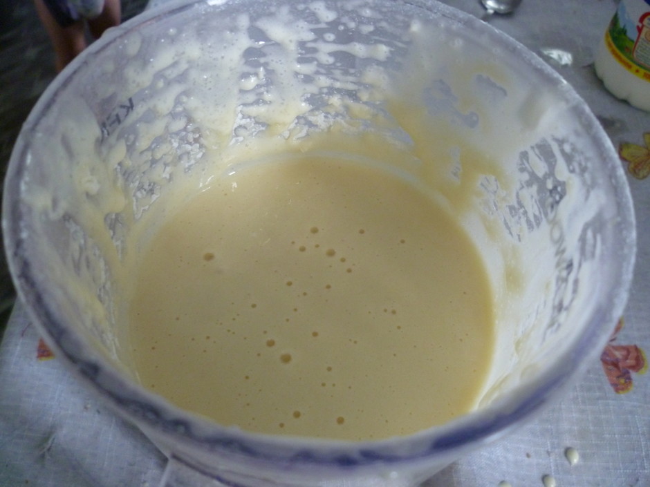 В посудину просеиваем муку, добавим разрыхлитель и ванильный сахар. Порциями добавляем в яичную массу и перемешиваем до однородной консистенции.