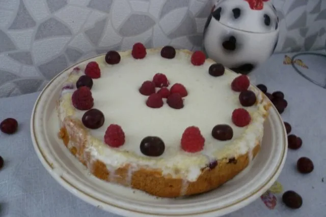 Шарлотка с яблоками и малиной