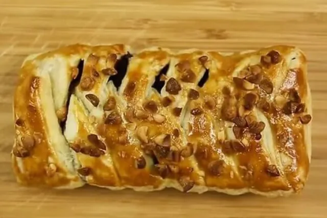 Шоколадный десерт с орехами