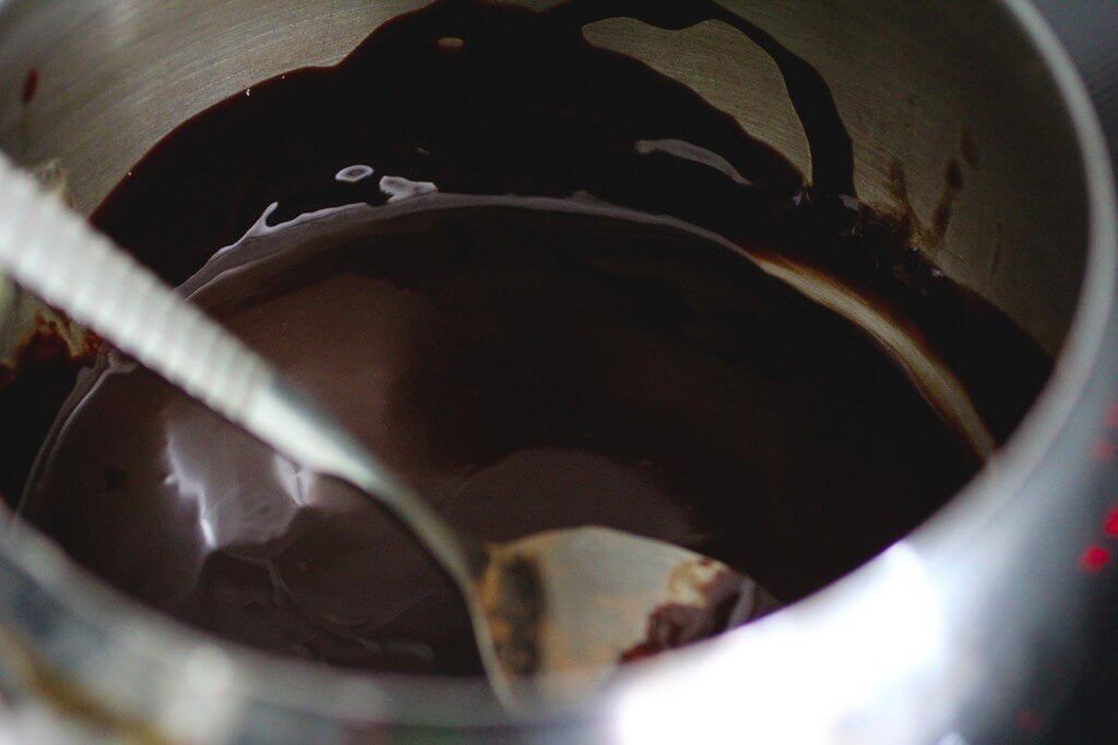 На водяной бане растопить шоколад и смешать его со сливочным маслом.