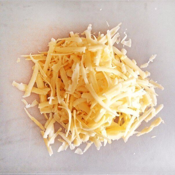 Твёрдый сыр пропускаем через крупную тёрку.