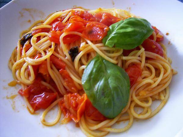 Спагетти с оливками, анчоусами и помидорами