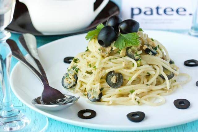 Спагетти с оливками и пармезаном