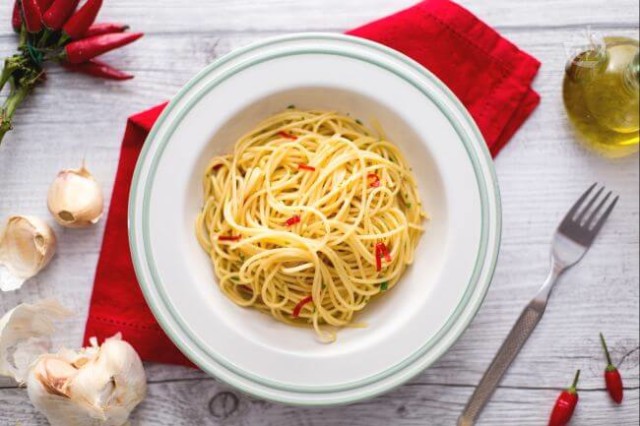 Спагетти с оливковым маслом, чесноком и чили