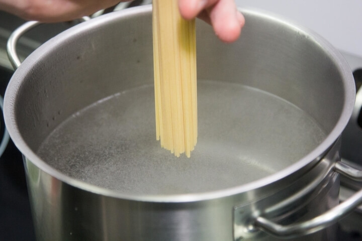 В подсоленной воде до полной готовности отварить спагетти.